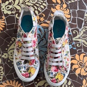 BLOWFISH CANVAS FLORAL WOMANS SNEAKER SZ: 8.5